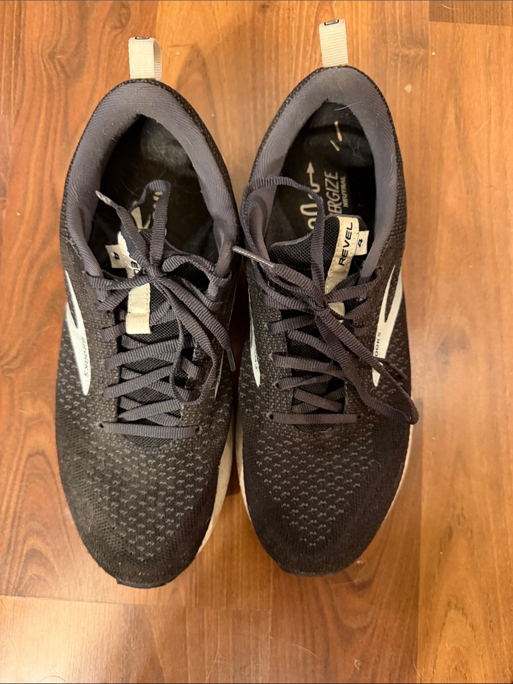 Brooks Black and White womens revel 4 size 10